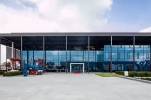 6c4786f8-kiesel-zentrum-eingangsfassade.webp
